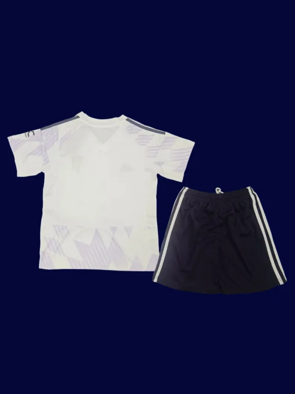 ManU 25/26 Kids Away White Back, flat rear, youth size numbering