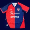 Cagliari Home Jersey 25/26 Fans Version front with classic red-and-blue stripes and crest.