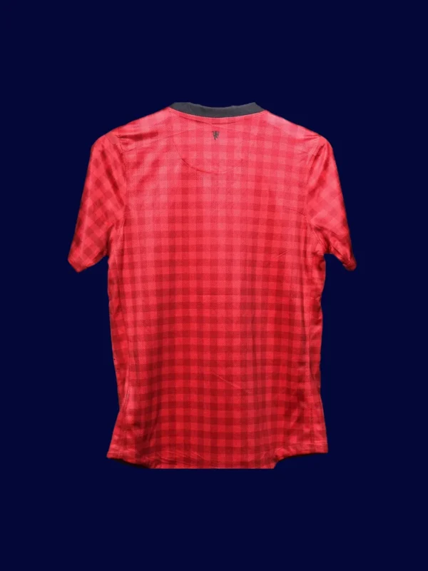 Manchester United Home Red Retro Jersey 1213 Player3 - kfcool.com back view of home red player-fit retro jersey (12/13) showing tapered back and number panel.