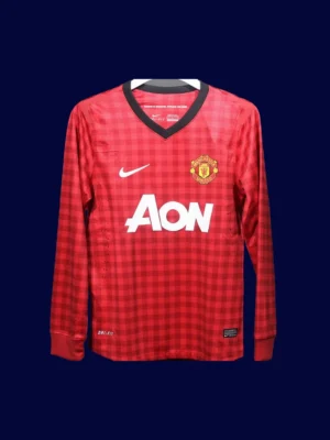 Manchester United Home Retro Long Sleeve Jersey 1213 Player1 front view of Manchester United home retro long sleeve player-fit jersey (12/13) in red.