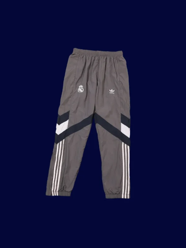 back view of grey windbreaker kit showing ventilation panels and tapered hem (24/25).