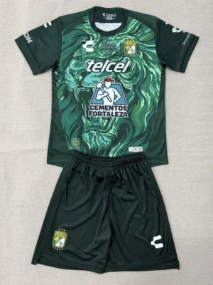 Club León 2026/27 Home Kids Kit Fan Version - Front View Club León 2026/27 Home Kids Kit Fan Version - Front View | KFCOOL