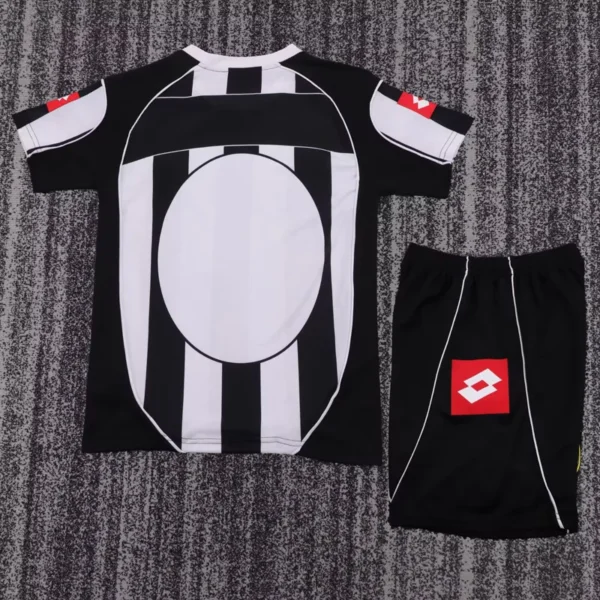 Juventus 2002/03 Retro Home Kids Kit Fan Version - Back View - KFCool – Football Jerseys & Soccer Kits Store Juventus 2002/03 Retro Home Kids Kit Fan Version - Back View | KFCOOL