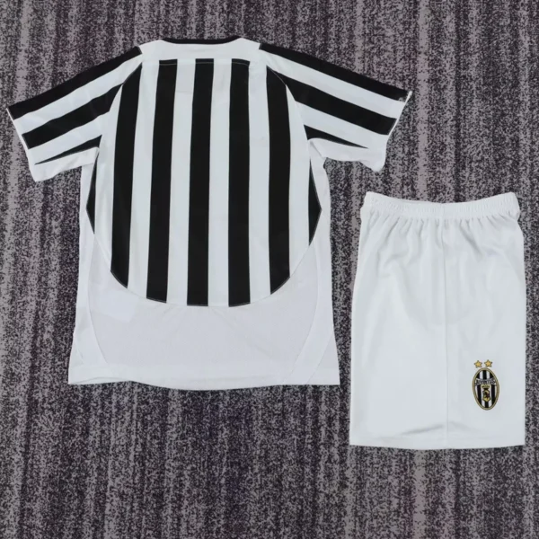 Juventus 2003/04 Retro Home Kids Kit Fan Version - Back View - KFCool – Football Jerseys & Soccer Kits Store Juventus 2003/04 Retro Home Kids Kit Fan Version - Back View | KFCOOL