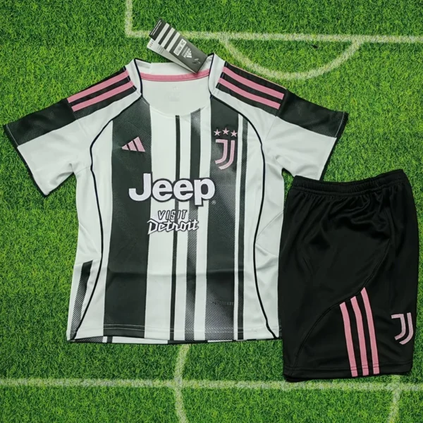 Juventus 2025/26 Home Kids Kit Fan Version - Front View - KFCool – Football Jerseys & Soccer Kits Store Juventus 2025/26 Home Kids Kit Fan Version - Front View | KFCOOL