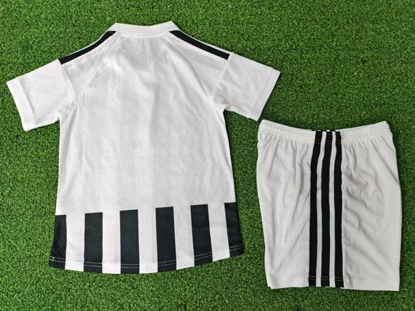 Juventus 2026/27 Home Kids Kit Player Version - Detail View 3 - KFCool – Football Jerseys & Soccer Kits Store Juventus 2026/27 Home Kids Kit Player Version - Detail View 3 | KFCOOL