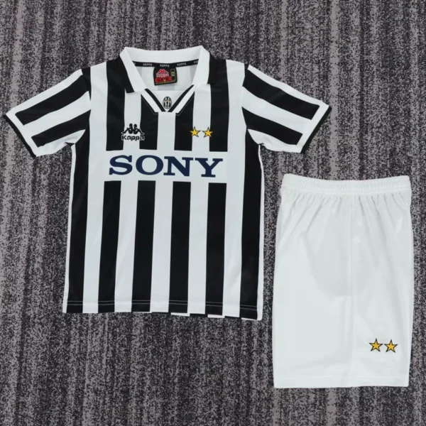 Juventus 1995/97 Retro Home Kids Kit Fan Version - Front View - KFCool – Football Jerseys & Soccer Kits Store Juventus 1995/97 Retro Home Kids Kit Fan Version - Front View | KFCOOL