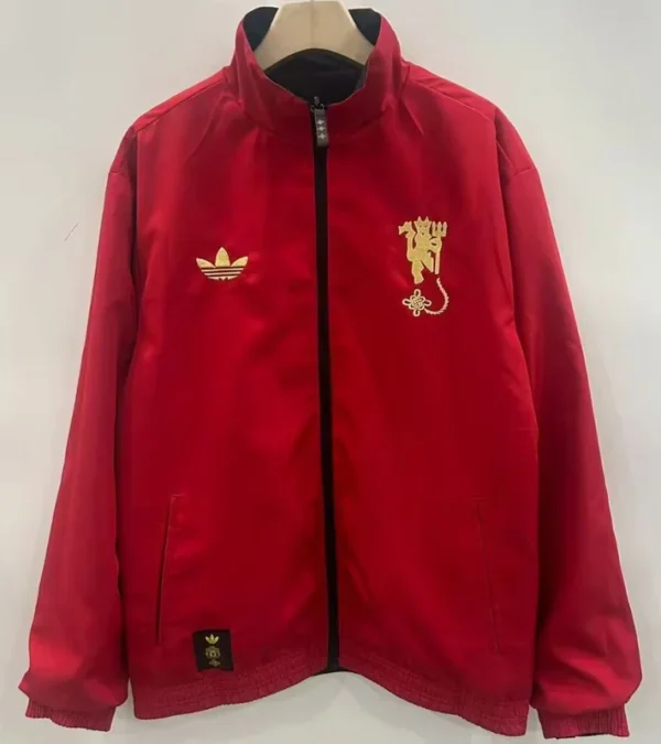 Manchester United 2025/26 Double Sided Windbreaker - Detail View 4 - KFCool – Football Jerseys & Soccer Kits Store Manchester United 2025/26 Double Sided Windbreaker - Detail View 4 | KFCOOL