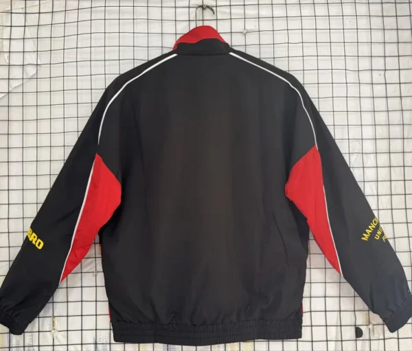 Manchester United 1996/97 Retro Windbreaker - Back View - KFCool – Football Jerseys & Soccer Kits Store Manchester United 1996/97 Retro Windbreaker - Back View | KFCOOL