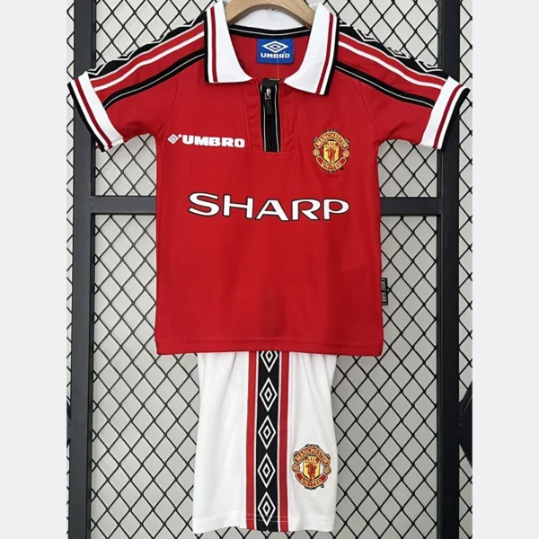 Manchester United 1998/99 Retro Home Kids Kit Fan Version - Front View Manchester United 1998/99 Retro Home Kids Kit Fan Version - Front View | KFCOOL
