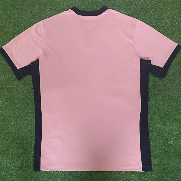 PSG 2024/25 Third Black Pink Jersey Fan Version - Detail View 3 PSG 2024/25 Third Black Pink Jersey Fan Version - Detail View 3 | KFCOOL